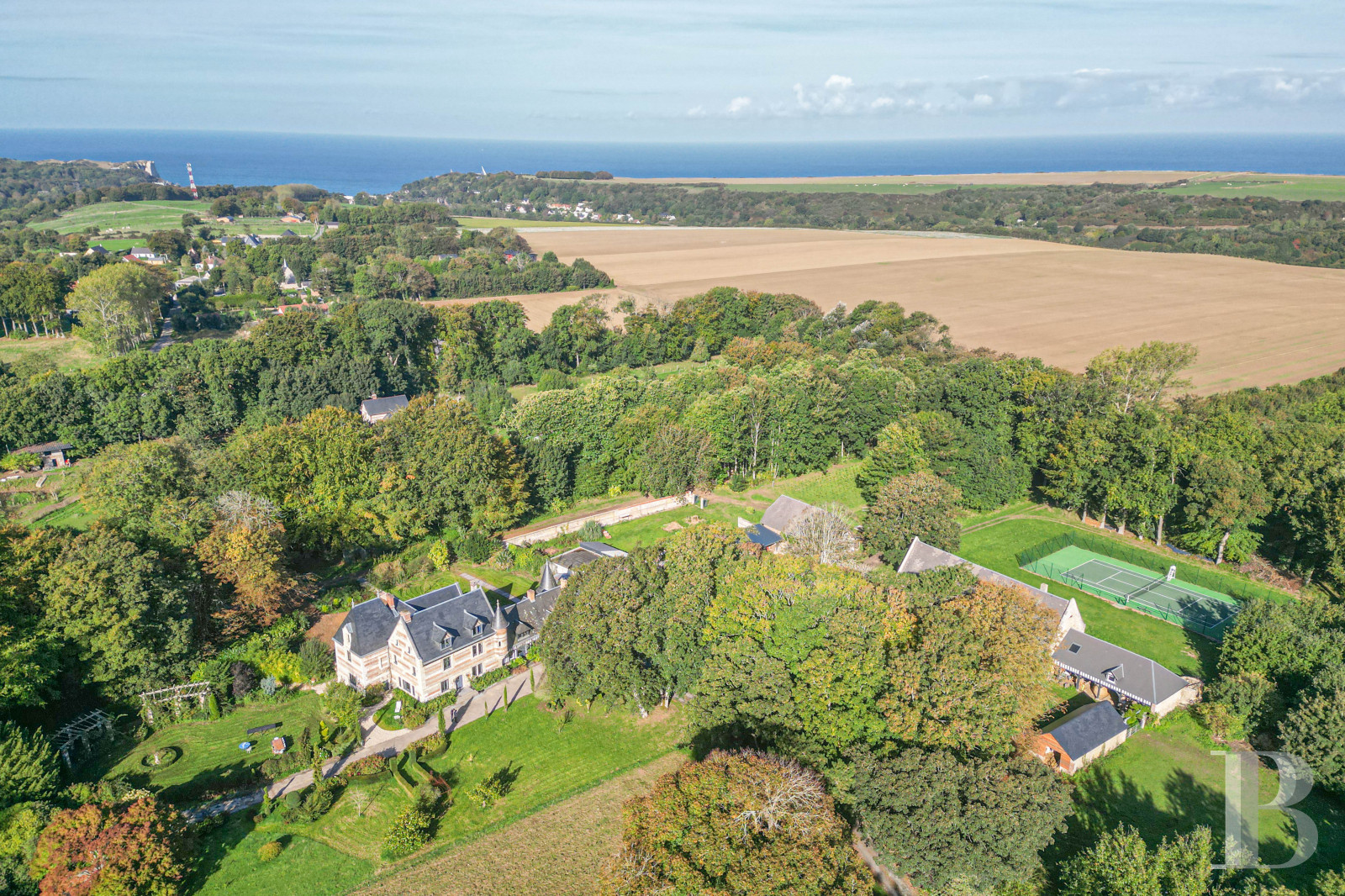 À proximité d’Étretat, en Seine-Maritime, un manoir du 14e siècle où se côtoient harmonieusement les époques - photo  n°3